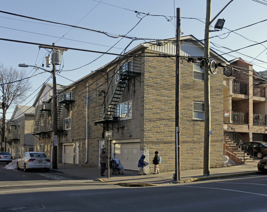 719 26th St in Union City, NJ - Building Photo