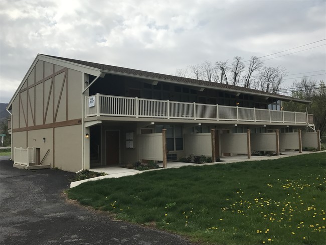 904 S Main St in Lewistown, PA - Building Photo - Building Photo