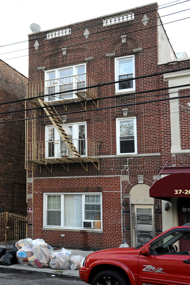 37-24 104th St in Corona, NY - Building Photo - Building Photo