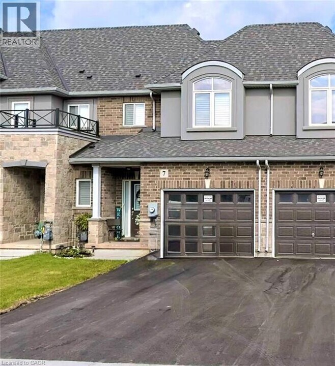 7 Pinot Cres in Stoney Creek, ON - Building Photo
