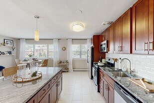 The Crossings at Menlo Park in Edison, NJ - Building Photo