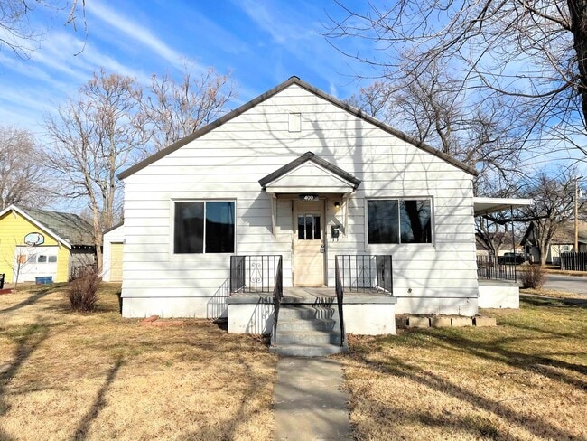 400 W 13th Ave in Hutchinson, KS - Foto de edificio - Building Photo