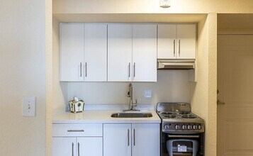 280 Sierra Dr, Unit Apt DL01 in Miami, FL - Building Photo - Building Photo