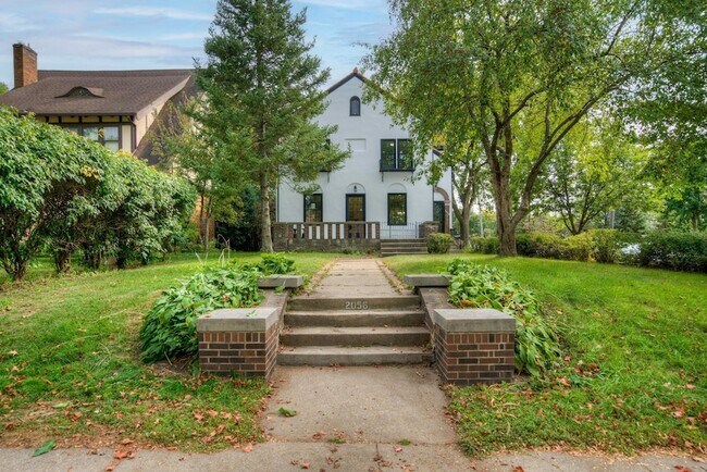 2056 Summit Ave in St. Paul, MN - Building Photo - Building Photo