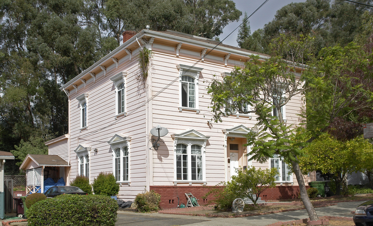 3891 Whittle Ave in Oakland, CA - Building Photo