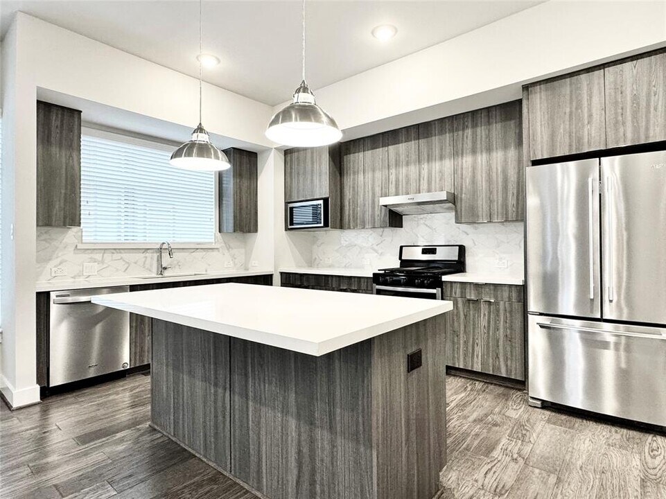 5815 Fairdale Ln in Houston, TX - Building Photo