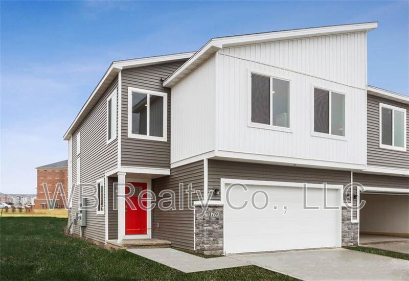 9758 Crestview Dr in West Des Moines, IA - Building Photo