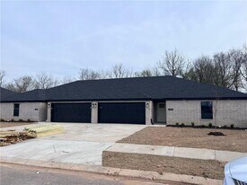 207 Tricha Cir SW in Gravette, AR - Building Photo