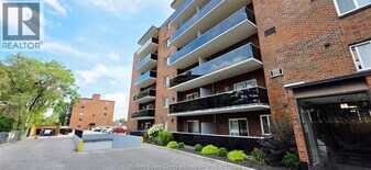 3905 Riverside Dr E in Windsor, ON - Building Photo