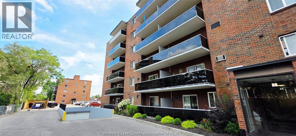 3905 Riverside Dr E in Windsor, ON - Foto de edificio