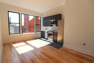 253 State St in New London, CT - Building Photo