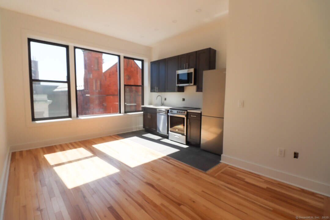 253 State St in New London, CT - Building Photo