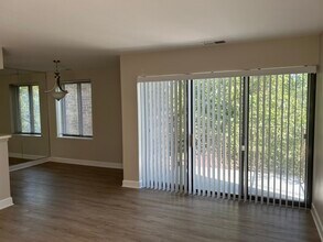 425 Walnut Creek Rd in Lisle, IL - Building Photo - Building Photo