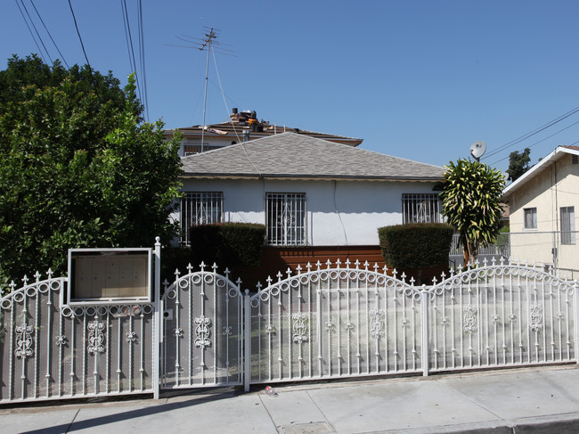 6819 Orchard Ave in Bell, CA - Foto de edificio - Building Photo