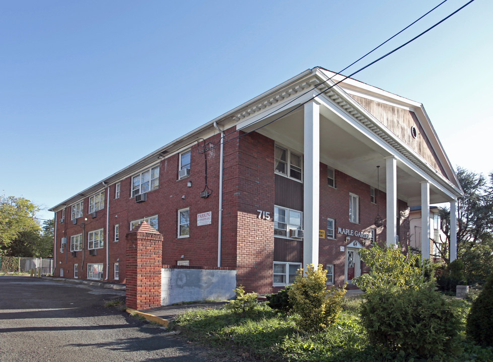 Maple Garden in Elizabeth, NJ - Building Photo