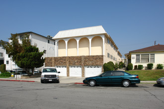 301 E Elmwood Ave in Burbank, CA - Building Photo - Building Photo