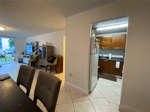 9360 Fontainebleau Blvd in Miami, FL - Building Photo - Building Photo