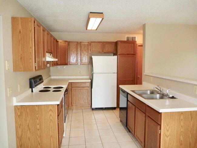 2216 Melanie Ln in Eau Claire, WI - Foto de edificio - Building Photo