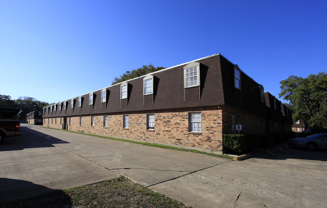 Olde Oaks Apartments in Clute, TX - Building Photo