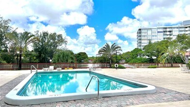 1300 NE Miami Gardens Dr, Unit 621e in North Miami Beach, FL - Building Photo - Building Photo