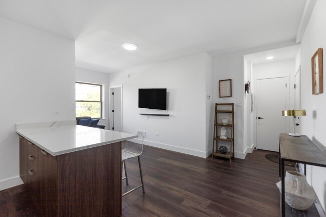1555 W Hollywood Ave, Unit 401 in Chicago, IL - Building Photo - Building Photo