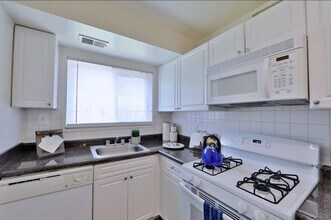 Lynbrook at Mark Center Apartment Homes in Alexandria, VA - Building Photo - Building Photo