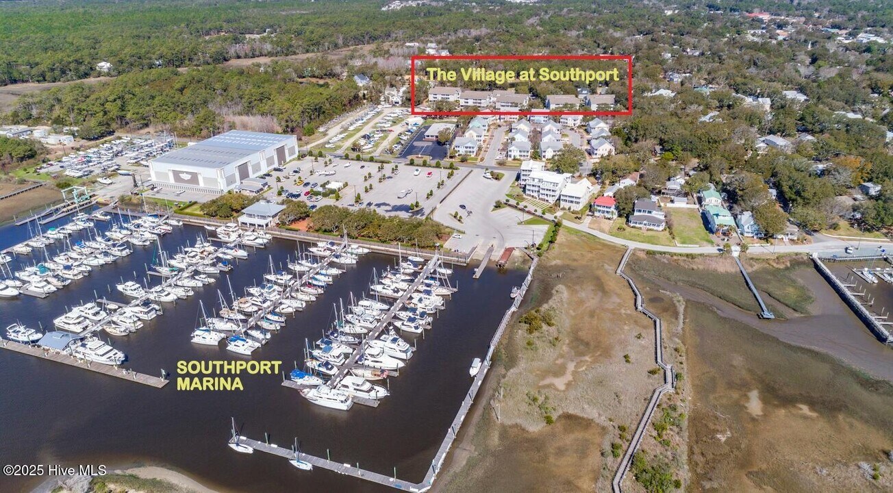 610 W Brown St in Southport, NC - Building Photo