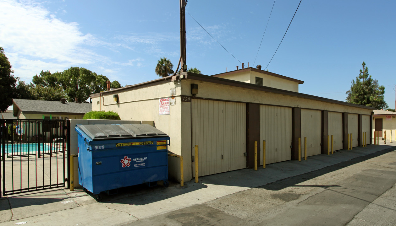 Capri Apartments in Anaheim, CA - Building Photo