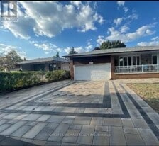 3179 Golden Orchard Dr in Mississauga, ON - Building Photo