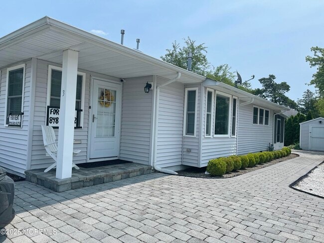 property at 3 Yellowstone Dr
