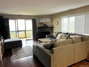 801 Bluffs Dr N in Calverton, NY - Building Photo - Building Photo