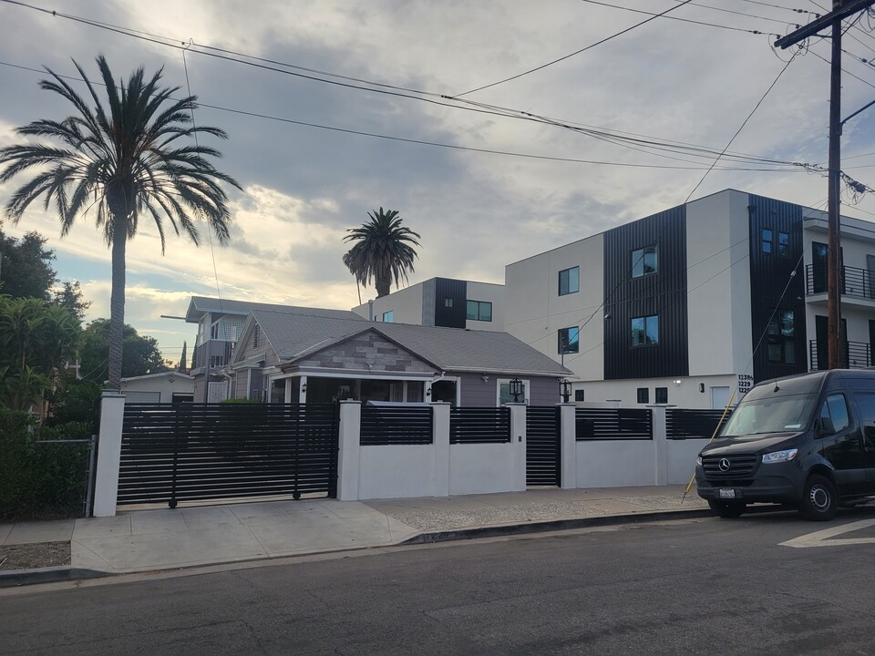 1227 N Mariposa Ave, Unit 2 in Los Angeles, CA - Foto de edificio