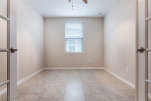 14533 Edgewater Cir in Naples, FL - Building Photo