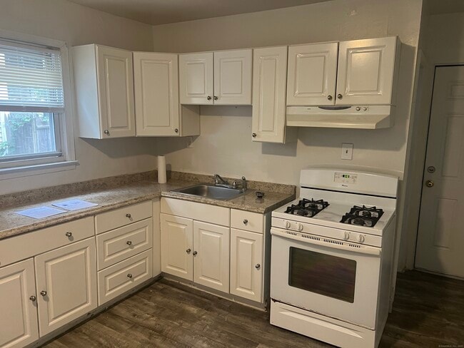855 Brewster St in Bridgeport, CT - Building Photo - Building Photo