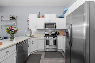 230 W Division St, Unit 1406 in Chicago, IL - Building Photo - Building Photo