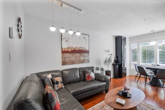 2106 Yew St in Vancouver, BC - Building Photo - Building Photo