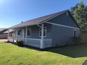 88064 Pine St in Veneta, OR - Building Photo - Building Photo