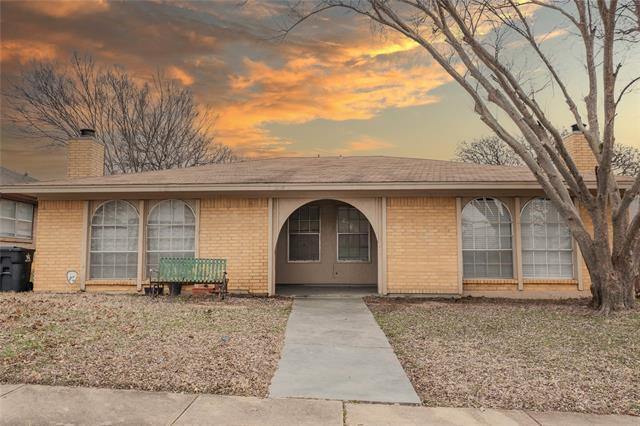 527 Crowley Rd in Arlington, TX - Building Photo