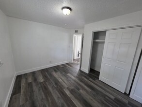 2708 Broadway, Unit Apt 4 in Ft. Myers, FL - Foto de edificio - Building Photo