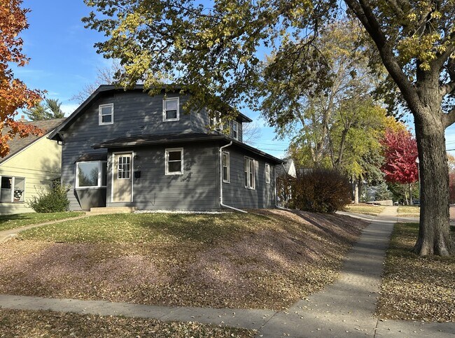 2220 S 1st Ave in Sioux Falls, SD - Building Photo - Building Photo