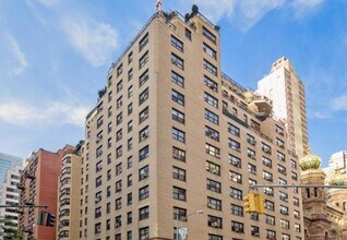 135 E 54th St, Unit Apt #16F in New York, NY - Foto de edificio - Building Photo
