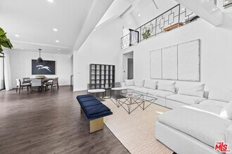 8755 Shoreham Dr in West Hollywood, CA - Building Photo - Building Photo