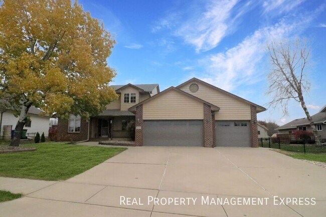 Furnished 4-Bedroom, 4-Bath Home in Sioux Falls, SD - Building Photo - Building Photo