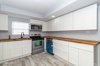 770 Mahoney Rd in Oliver Springs, TN - Foto de edificio - Building Photo