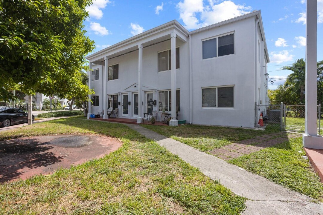 8100 Crespi Blvd in Miami Beach, FL - Building Photo