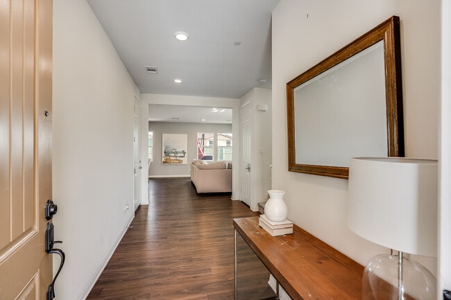 8621 Lake Ashmere Dr in San Diego, CA - Foto de edificio - Building Photo