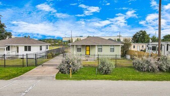 5635 Mc Cracken Rd in Houston, TX - Building Photo