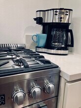 2411 SE Main St, Unit Hawthorne Apt in Portland, OR - Building Photo - Building Photo