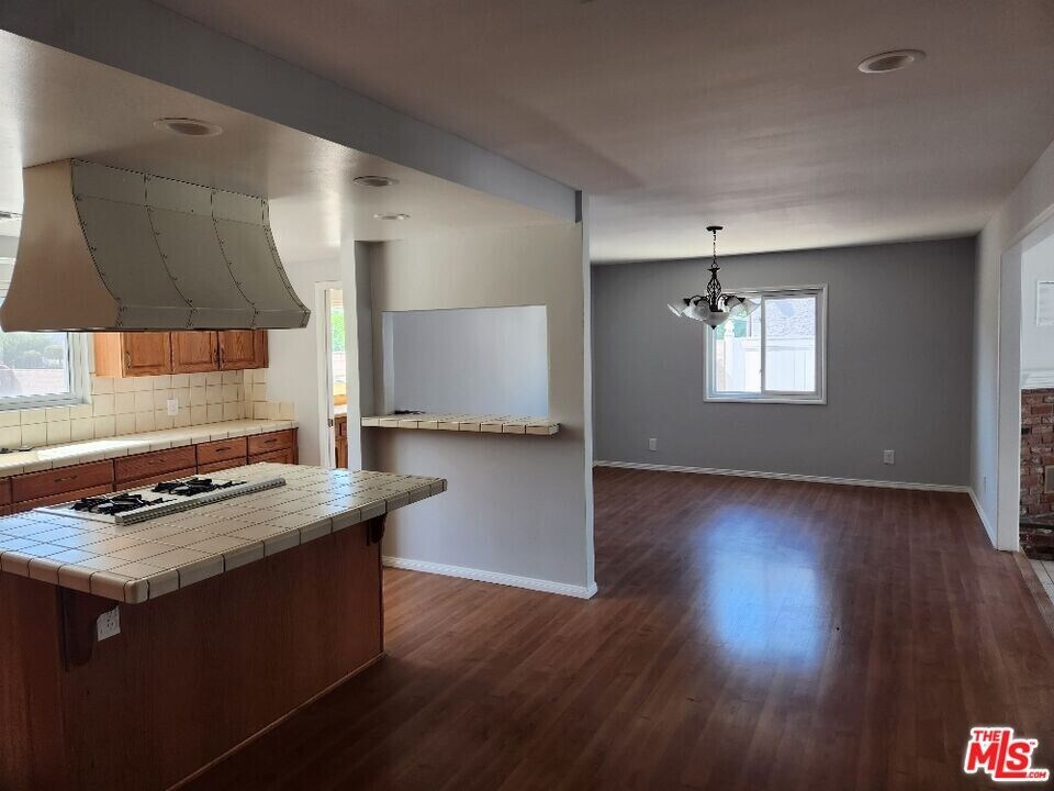 9542 Yolanda Ave in Los Angeles, CA - Building Photo