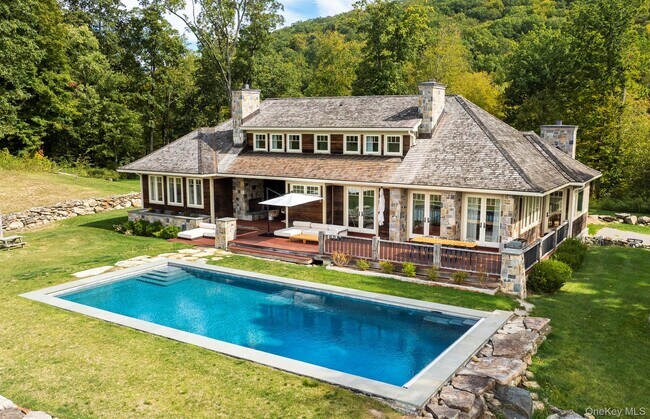 121 Quaker Hill Rd in Pawling, NY - Building Photo - Building Photo